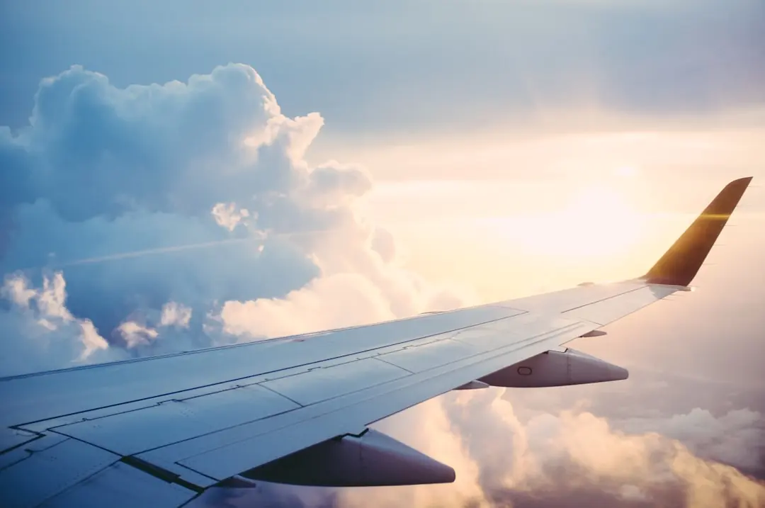 Flugzeugtragfläche über den Wolken bei Sonnenuntergang in einer ruhigen Atmosphäre