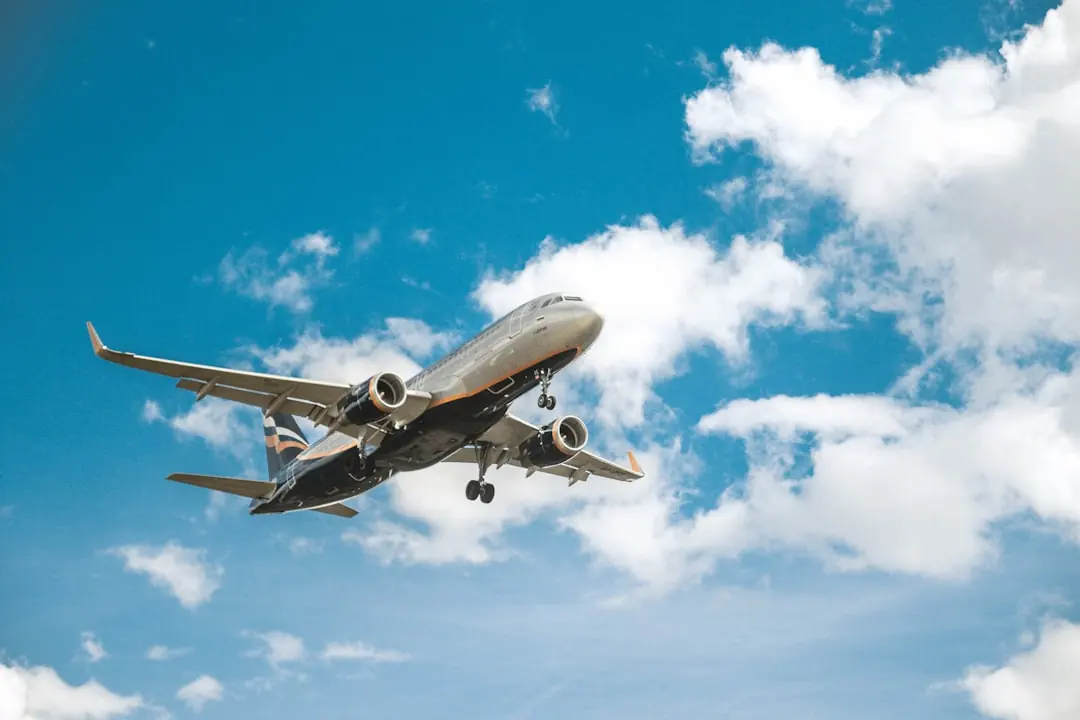 Passagierflugzeug kurz vor der Landung vor blauem Himmel mit weißen Wolken am Tag
