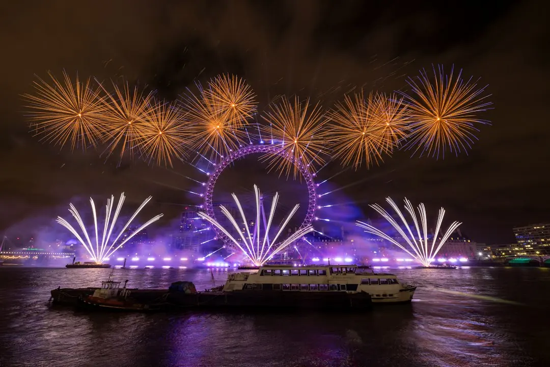 Goldenes Feuerwerk über dem beleuchteten London Eye und der Themse bei Nacht während der Festtage in London